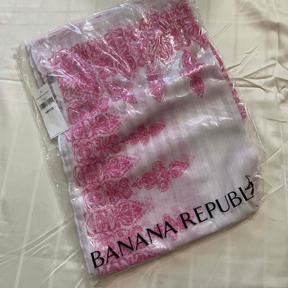 Banana republic fuchsia scarf - lightweight NWT